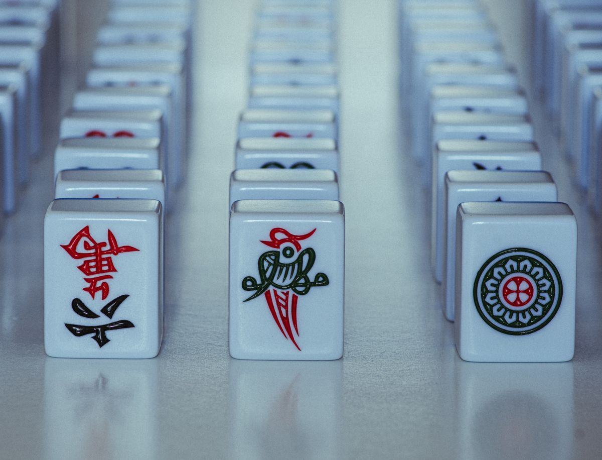 Vertically arranged tiles for the Chinese game mahjong