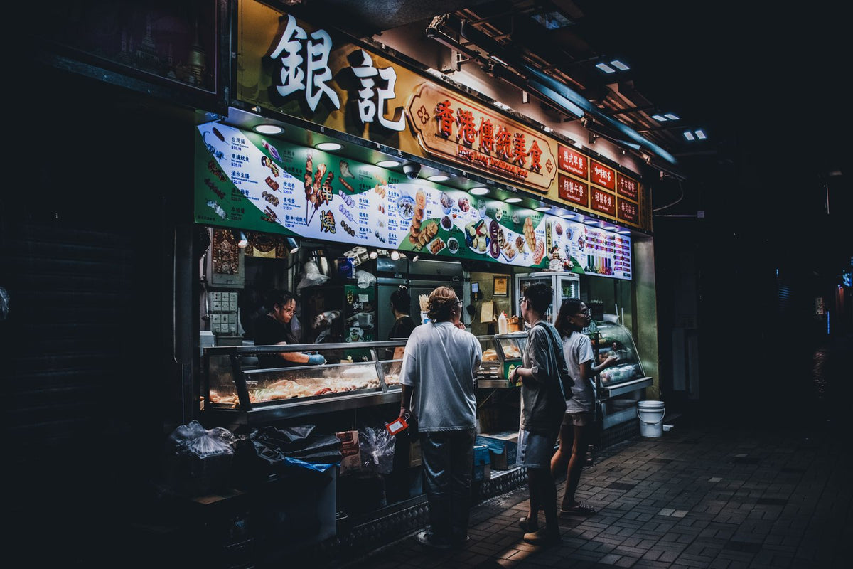 Friends gather at a Hong Kong dai pai dong at night — where Cantonese friendships get deeper