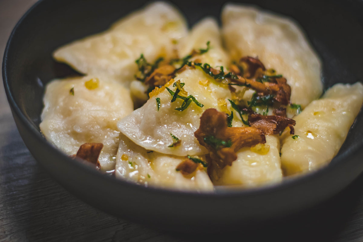 A bowl of Cantonese dim sum dumplings ready to eat